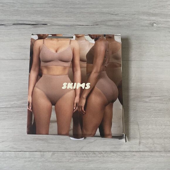 SKIMS SEAMLESS SCULPT MID WAIST BRIEF Bronze XS NWT in packaging - Picture 6 of 9